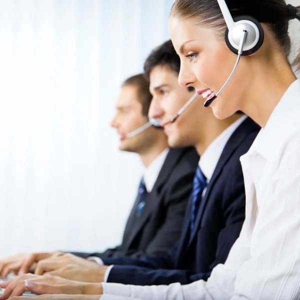 Tres operadores de telefonía de apoyo en el lugar de trabajo — Foto de Stock