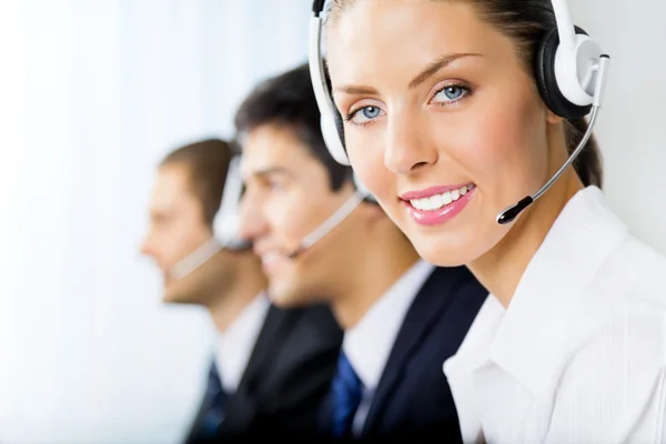 Drie ondersteuning telefoon exploitanten op werkplek — Stockfoto