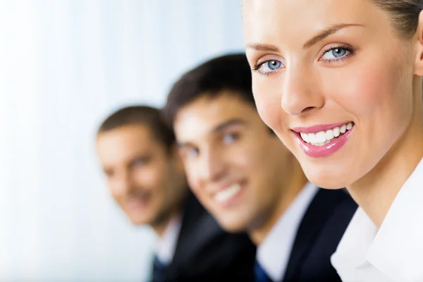 Porträtt av leende affärskvinna och kollegor på bakgrund, — Stockfoto