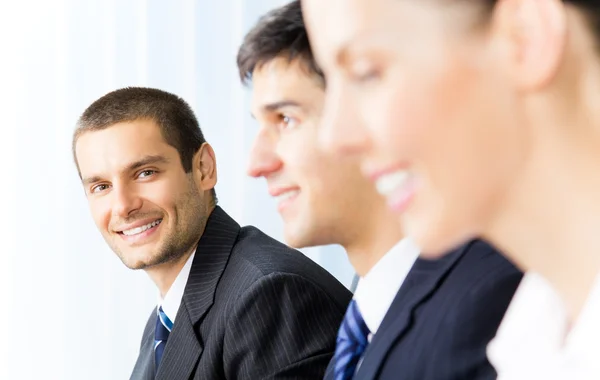 Tre unga framgångsrika företagare på kontoret, med selektiv — Stockfoto