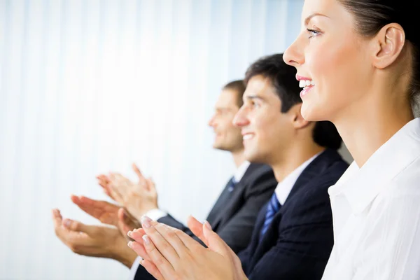 Três empresários felizes batendo palmas na apresentação, reunião, se — Fotografia de Stock