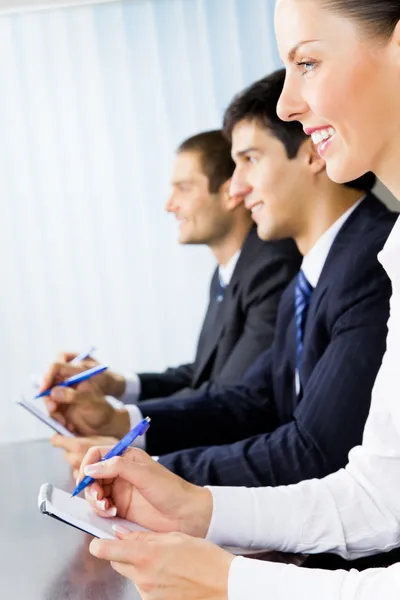 Tres felices empresarios sonrientes en la reunión, presentación o c — Foto de Stock