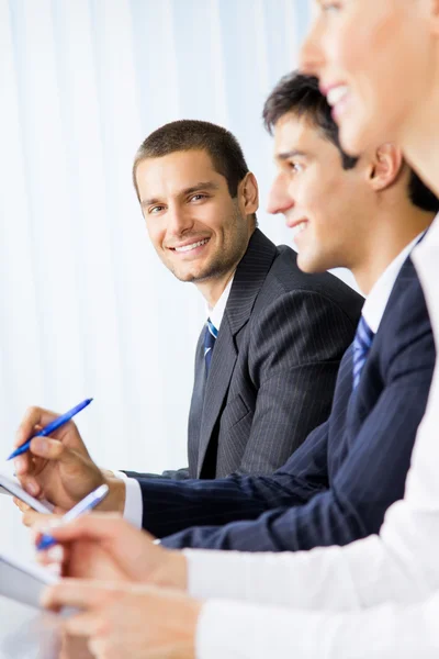 Трое счастливых улыбающихся бизнесменов на встрече, презентации или с — стоковое фото