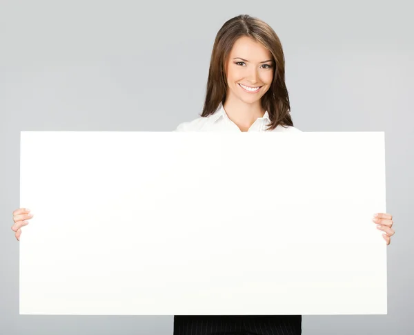 Empresária mostrando tabuleta, sobre cinza — Fotografia de Stock