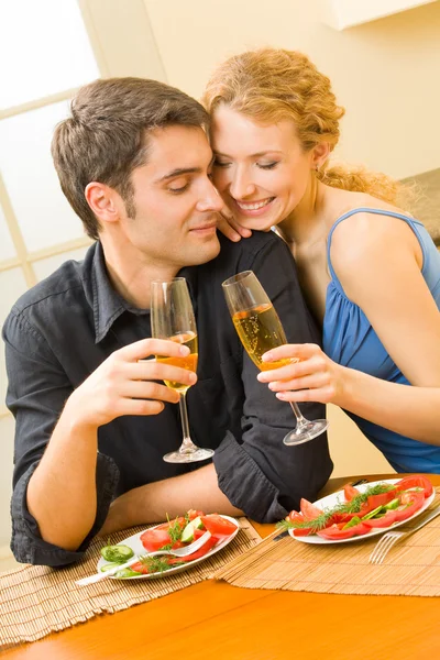 Jovem casal comemorando com champanhe em casa — Fotografia de Stock