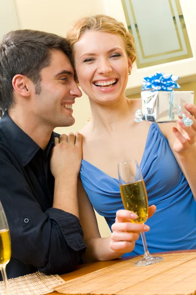 Genç bir çift evde şampanyalı kutlama — Stok fotoğraf