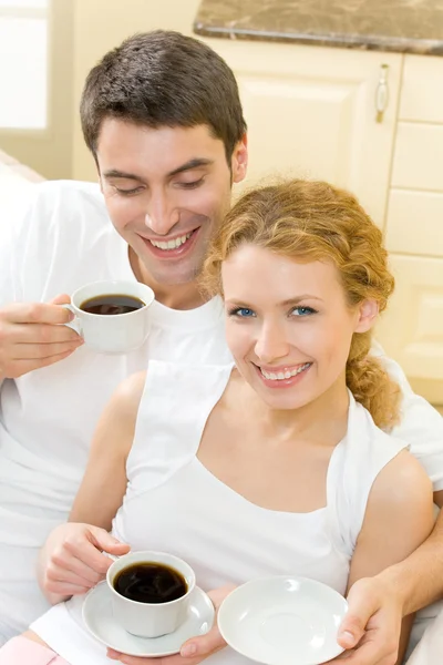 Νέοι ευτυχισμένο ζευγάρι ερωτική με καφέ ποτό στο σπίτι — Φωτογραφία Αρχείου