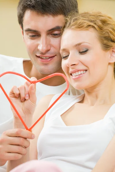 Casal com símbolo de coração feito pela combinação de dois coquetéis — Fotografia de Stock