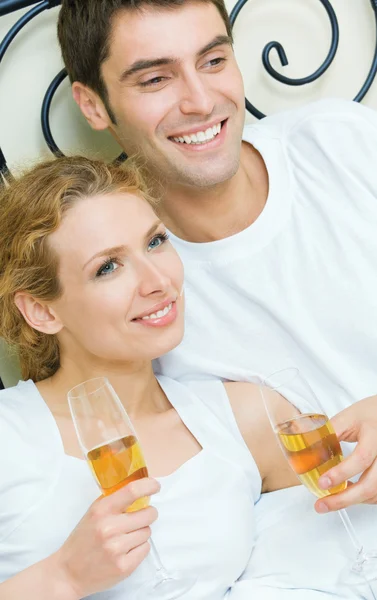 Jeune couple célébrant avec du champagne dans la chambre — Photo