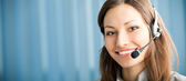 portrét šťastný usmívající se podpora telefonní operátor v headsetu na w