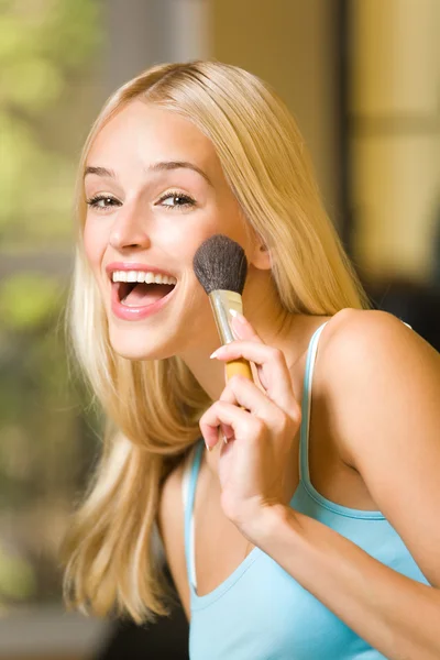Ung glad kvinna med makeup borste inomhus — Stockfoto