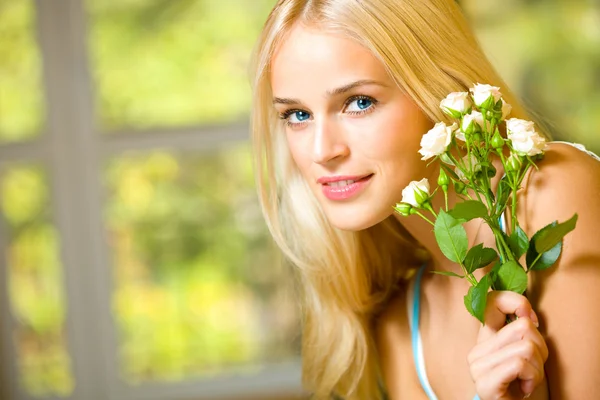 Retrato de joven feliz sonriente mujer con ramo de rosas — Foto de Stock