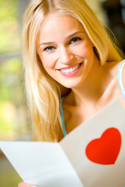 Portret van jonge aantrekkelijke gelukkig vrouw, Valentijn kaart leest — Stockfoto