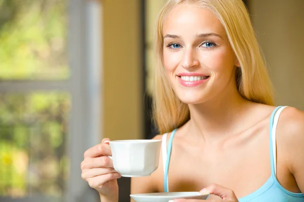 커피 또는 홍차 한잔과 함께 젊은 아름 다운 웃는 여자 — 스톡 사진