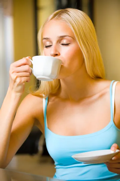 Young attractive woman drinking coffee at home — Stock Photo, Image