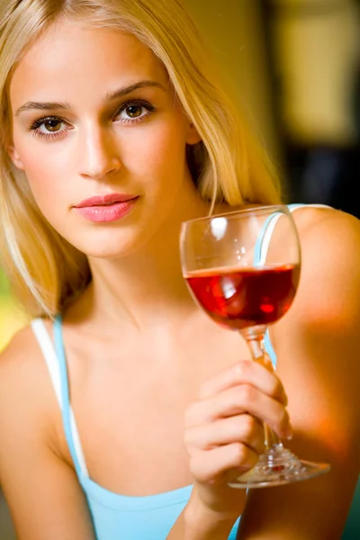 Porträt einer jungen schönen blonden Frau mit Rotweinglas, — Stockfoto