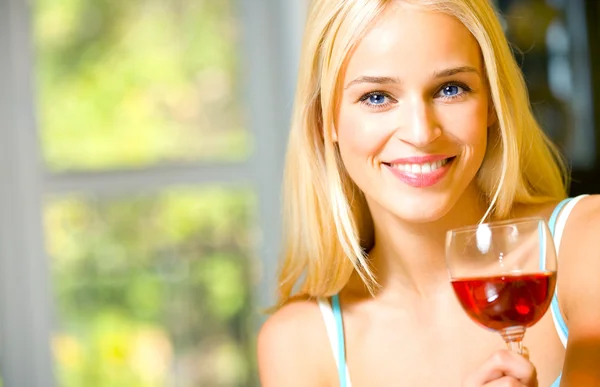 Retrato de jovem mulher bonita com copo de vinho tinto, dentro de casa — Fotografia de Stock