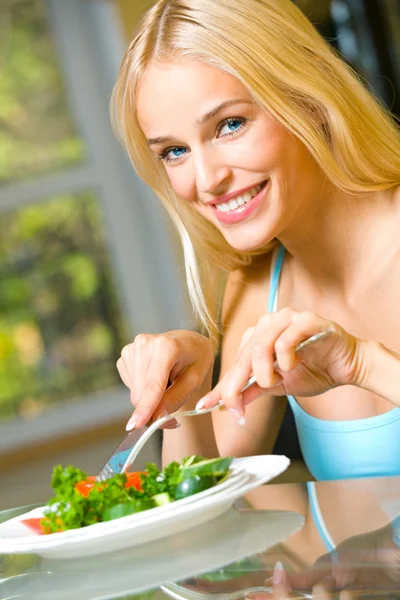Portré, fiatal boldog mosolygó nő eszik saláta — Stock Fotó