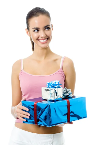 Młoda kobieta uśmiechający się z darem, na białym tle — Zdjęcie stockowe