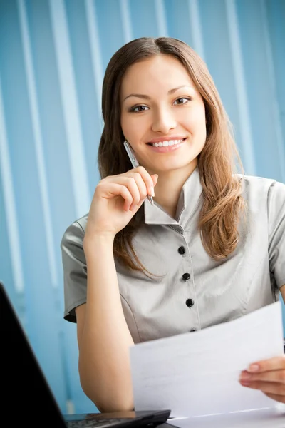 Porträtt av skriver glada leende affärskvinna arbetar på kontor — Stockfoto