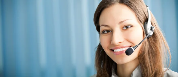 Portret szczęśliwy uśmiechający się wsparcie telefonu operatora w słuchawki w w — Zdjęcie stockowe
