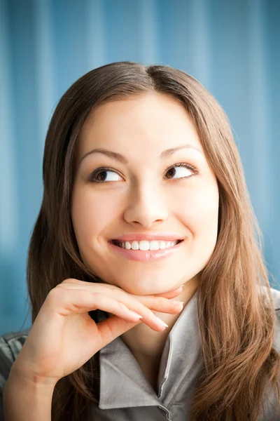 Retrato de thinkihg mulher de negócios sorridente no escritório — Fotografia de Stock