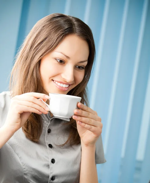 Donna d'affari che beve caffè in ufficio — Foto Stock