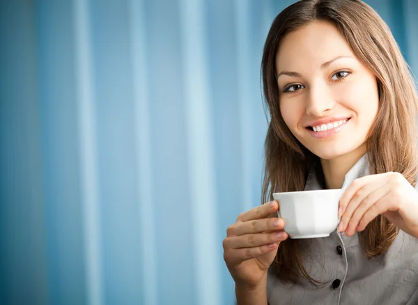 Portrait of beautiful young happy smiling businesswoman drinking — Stock Photo, Image