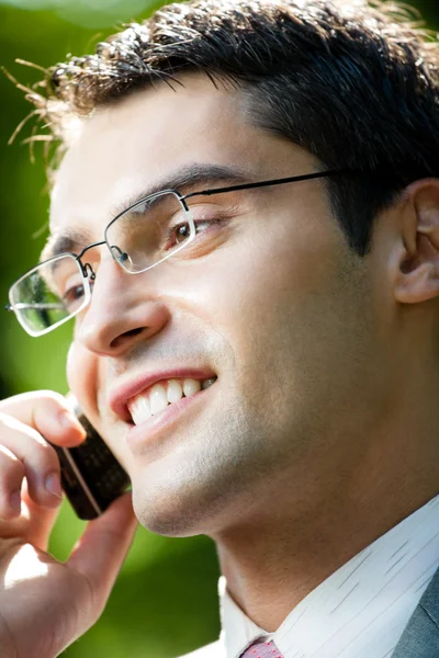 ビジネスの男性の携帯電話、屋外での作業 — ストック写真