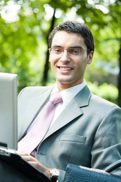 Empresário trabalhando com laptop, ao ar livre — Fotografia de Stock