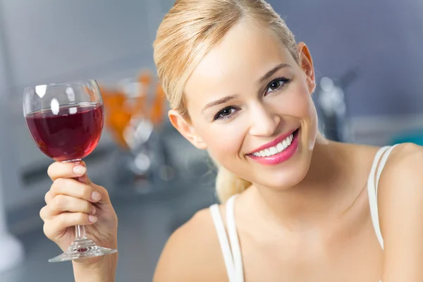Ritratto di giovane donna con bicchiere di vino rosso, a casa — Foto Stock
