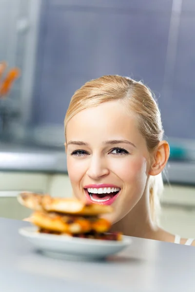 Young happy woman with pizza, indoors — Stock Photo, Image