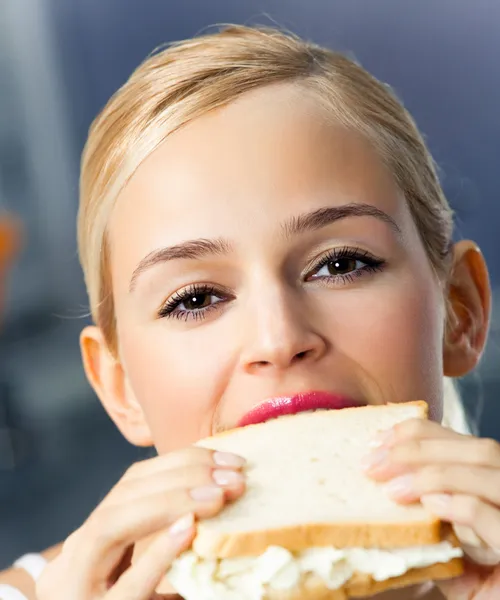 Frau isst Sandwich, zu Hause — Stockfoto