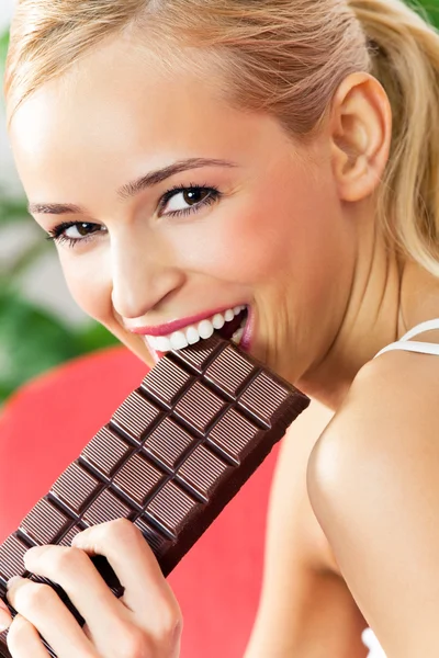 Mulher comendo chocolate — Fotografia de Stock