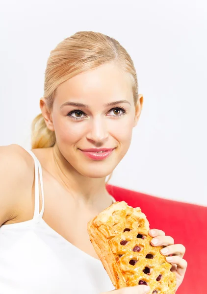Portrét mladé šťastná usmívající se žena s koláčem doma — Stock fotografie
