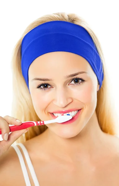 Młoda kobieta szczęśliwa bruhing zębów — Zdjęcie stockowe