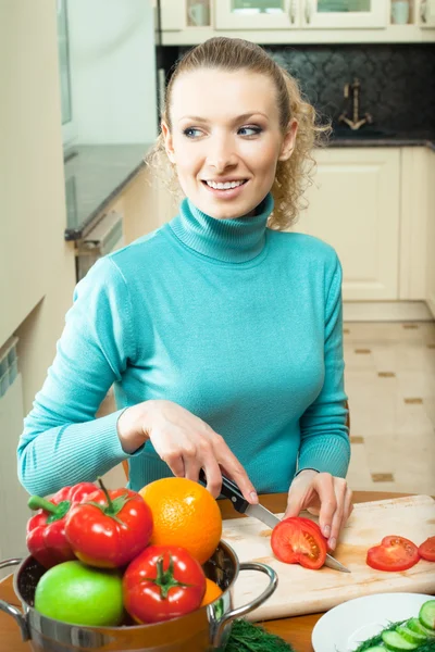 Portrét šťastná usmívající se žena vaření se zeleninou, domácí — Stock fotografie