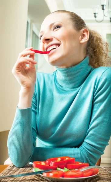 Joven feliz mujer sonriente con ensalada fegetaria en casa —  Fotos de Stock