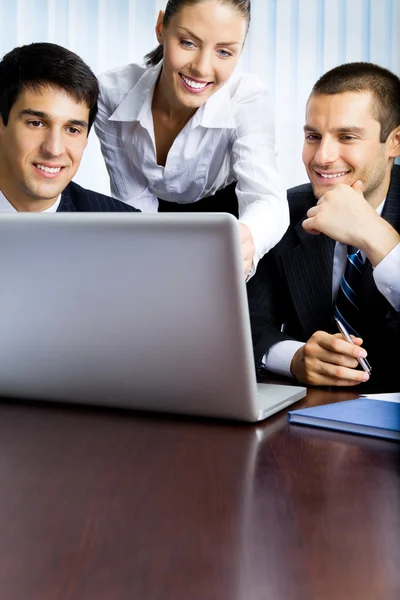 Empresários que trabalham com laptop no escritório — Fotografia de Stock