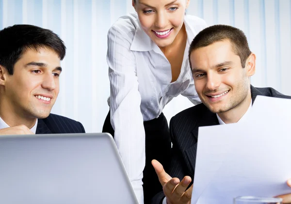 Tre affärsmän som arbetar med dokument på kontor — Stockfoto