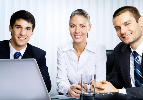 Företagare som arbetar med laptop på kontoret — Stockfoto