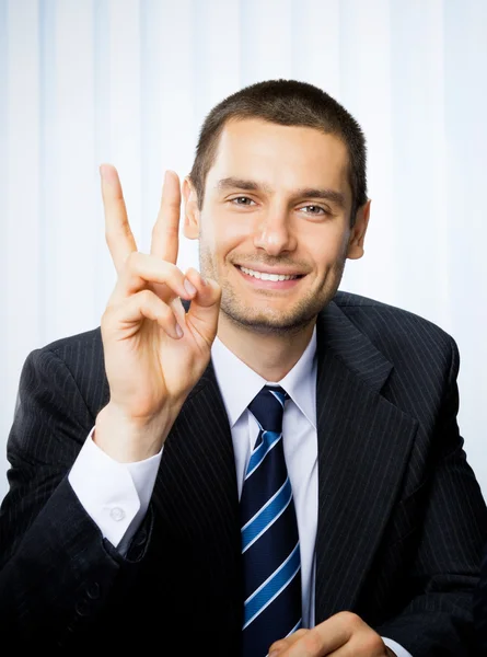 Glada leende framgångsrik gestikulerande affärsman på kontor — Stockfoto
