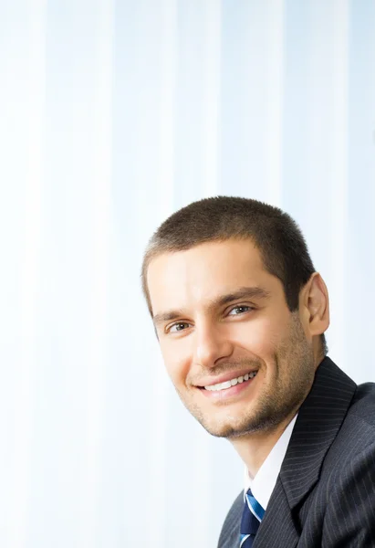 Портрет счастливый улыбающийся бизнесмен в офисе — стоковое фото