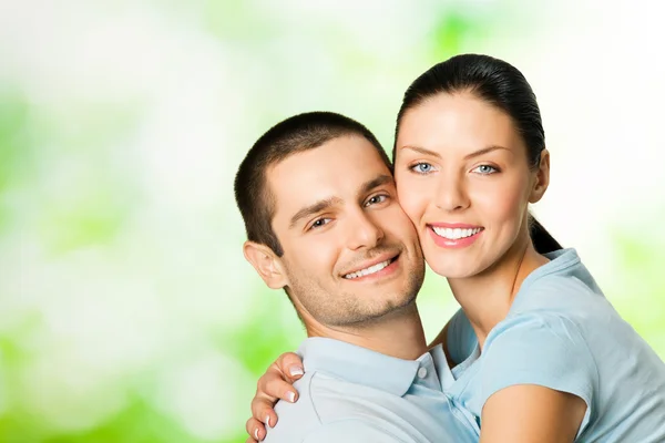 Portret van jonge gelukkige paar, buitenshuis — Stockfoto