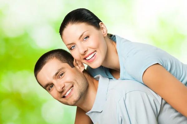 Porträtt av unga lyckliga paret, utomhus — Stockfoto