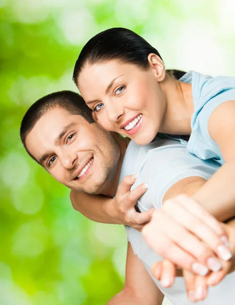 Portret van jonge gelukkige paar, buitenshuis — Stockfoto