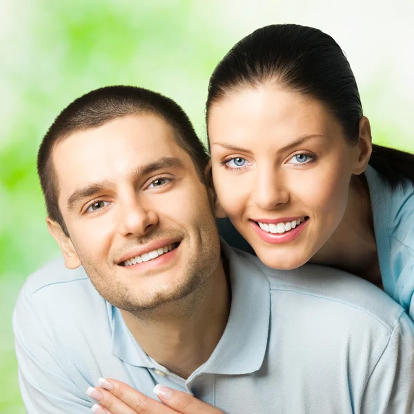 Portrét mladého šťastnému páru, venku — Stock fotografie