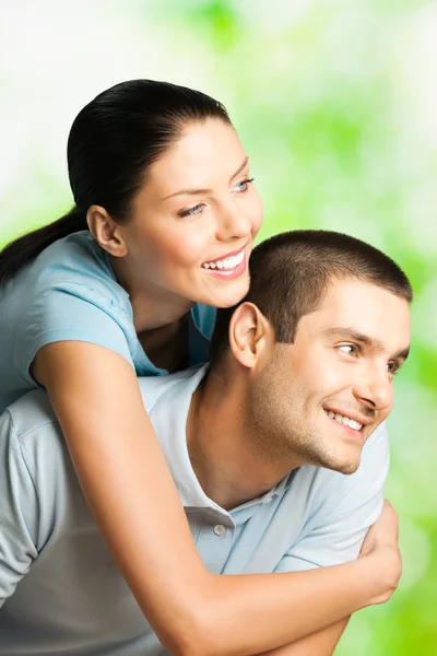 Retrato de jovem casal feliz, ao ar livre — Fotografia de Stock