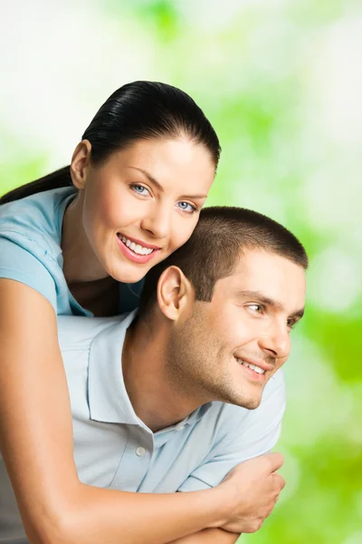 Retrato de jovem casal feliz, ao ar livre — Fotografia de Stock
