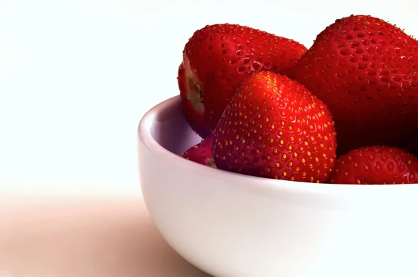 Φράουλα σε πιάτο — Φωτογραφία Αρχείου